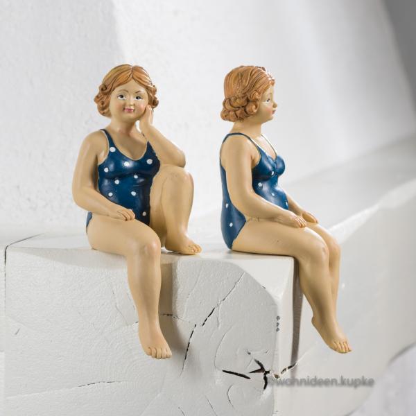 50er Jahre Mini Badefigur mollige Marta in dunkelblauem Kleid gemütlich sitzend (Größe 17 cm)